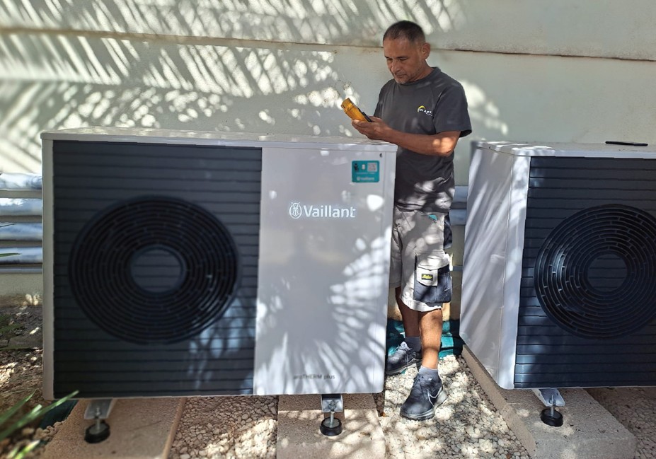 certificados de ahorro energético con Solarta Balear | operario con instalación 